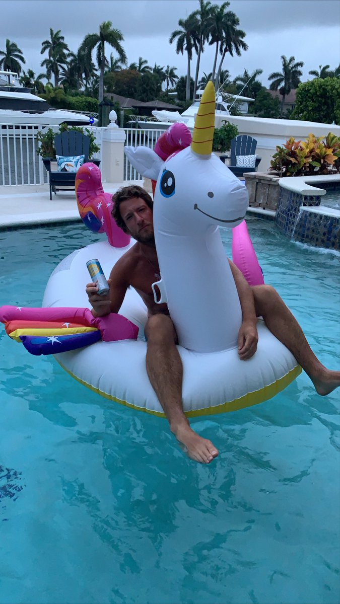 stoolsalesguy's tweet photo. Nooners. 4 the boys. https://t.co/sQ1mOIdWLZ