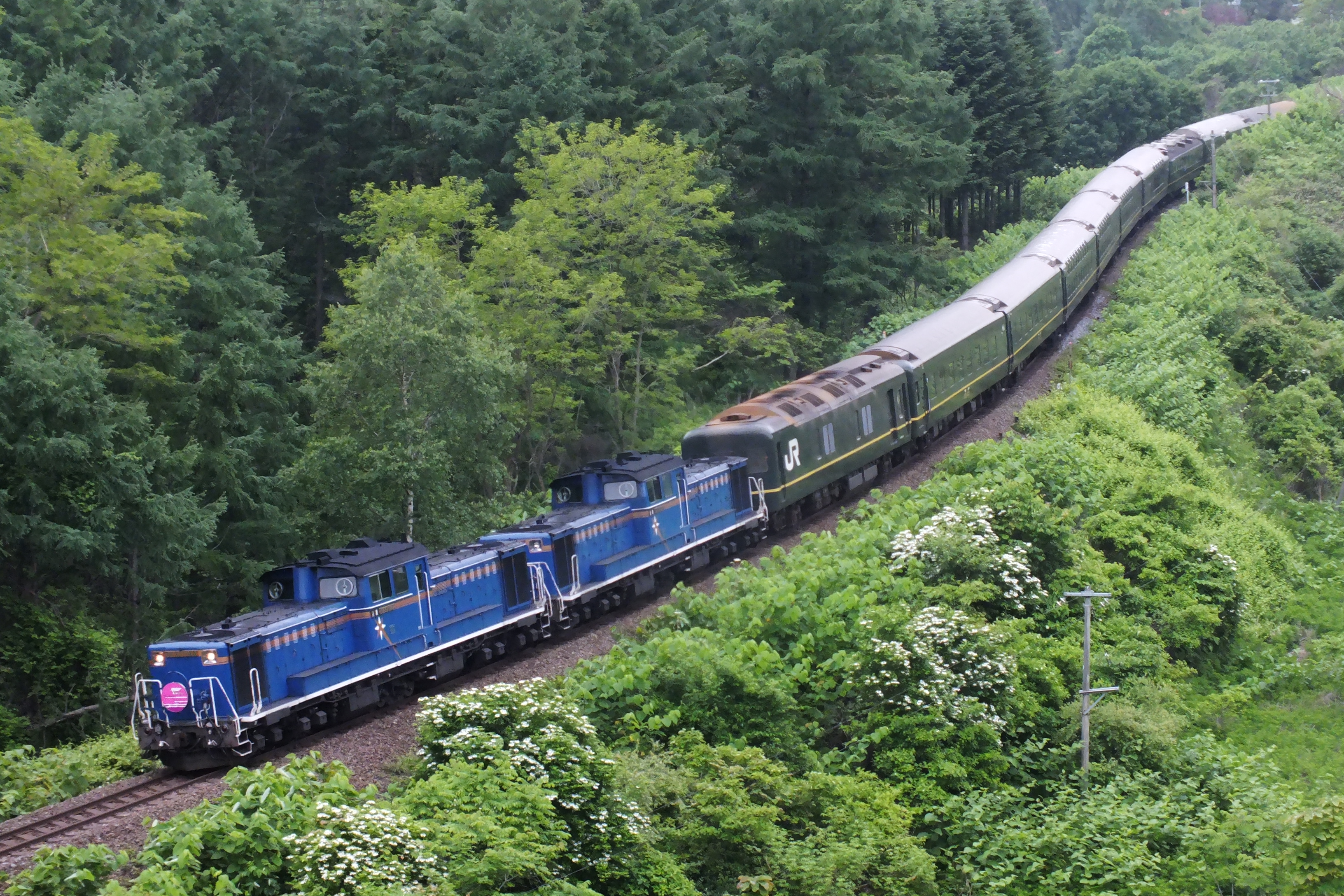 Ichiro Takai 今日の写真は洞爺 有珠間 北海道 にある通称 宇宙軒のｓ字カーブ で撮った写真から 宇宙軒とは近くを走る国道沿いにあるラーメン屋で この店を目印にアプローチすることからこう呼ばれます 写真好きな人と繋がりたい 写真 T Co
