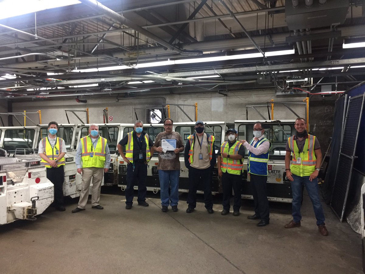 Celebrating Jack Cooley’s 45 year company anniversary in LAX. Jack started his career at the SFO flight kitchen in 1975 and has since worked in Air Freight/Ramp in SEA and LAX. Wishing Jack the best! @TammyLHServedio @AlbertoDiaz_UAL #BeingUnited