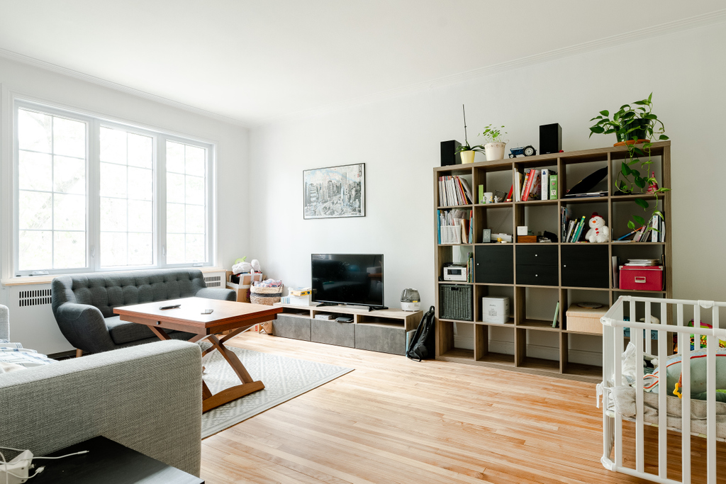 duquesimms's tweet photo. We are happy to offer their huge upper duplex for rent. It offers 4 bedrooms, 2 bathrooms and large, defined living areas. New windows in every space, new bathrooms, new kitchen, garage, storage.⁠ This apartment is perfect for a family. ⁠#duquesimms https://t.co/dHkVd8woon https://t.co/zs3OsyD2q0