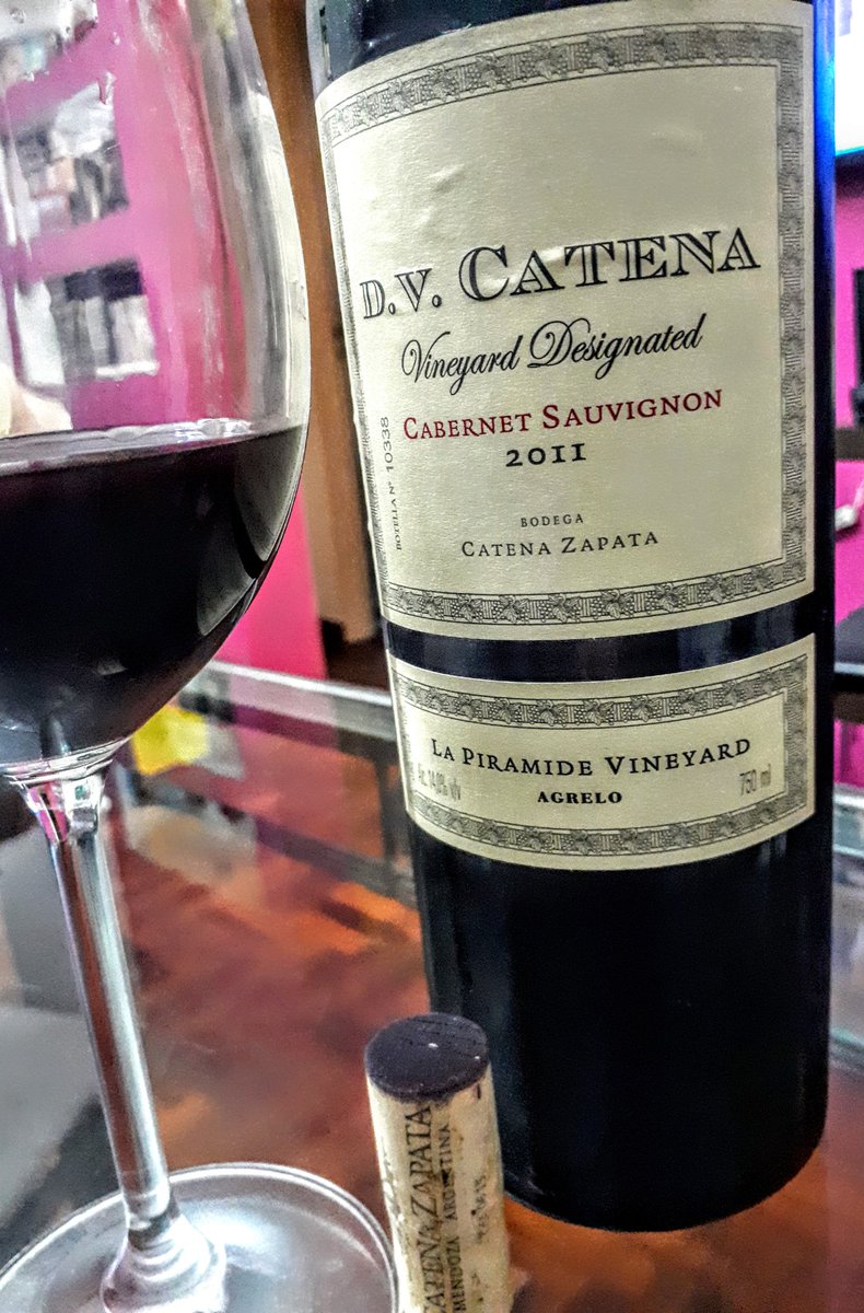 Es solo sentarse a disfrutar un #CabernetSauvignon delicioso, #LaPirámide de Agrelo.