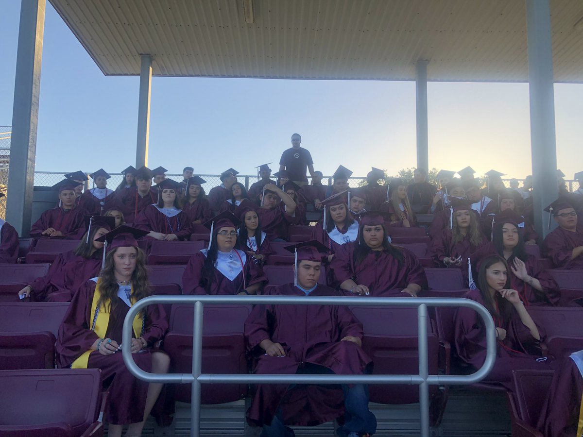 SintonHSYrBook's tweet image. Sinton High School Class of 2020 awaiting the final walk! #classof2k20 #Classof2020 #SHSclassof2020 #SintonHighSchool