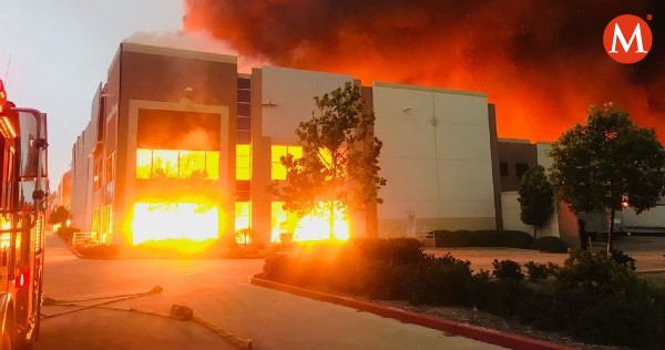 Milenio's tweet photo. ▶ Reportan incendio en almacén de #Amazon en #California, se desconocen causas 
https://t.co/lbK3xdBaYg https://t.co/DH28eicQsx