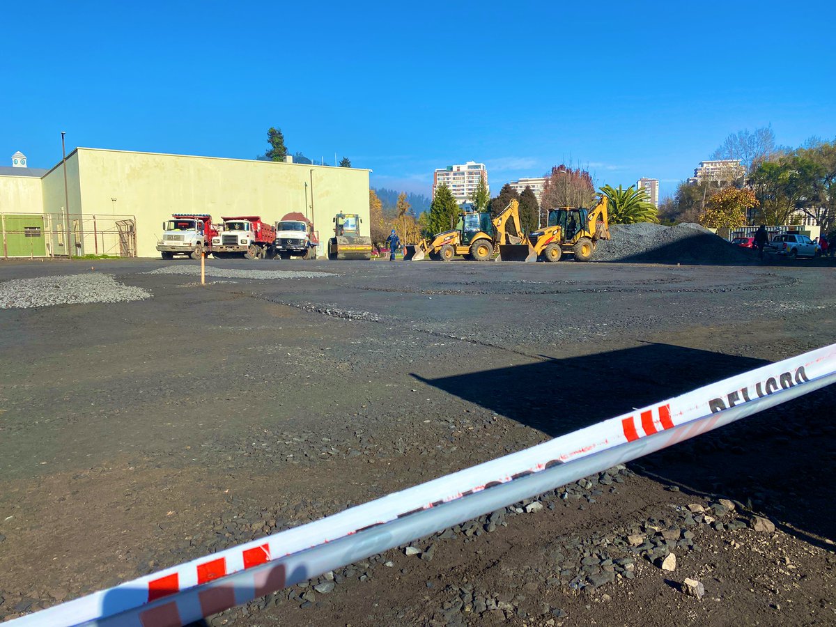 bartometallico's tweet image. Comienza el #trabajo de instalación #HospitalModular en #ConcepcionCL . El recinto es un estacionamiento que pertenece a la fac. de #odontología de la  #UdeC y fue entregado en comodato al SSC. Ojalá sea como el seguro del auto. Es bueno tenerlo pero, la idea es nunca utilizarlo.