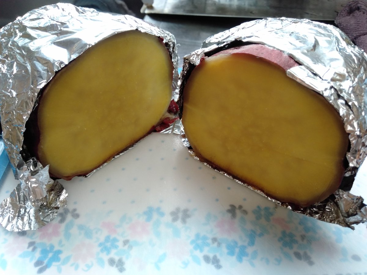 john_misokatsu's tweet photo. デカすぎるさつまいもが分食に���非常に食べづらいので、1/8にカットして焼いたらスイートポテトが出来上がった！

160度で240分！ https://t.co/RR6gMEPU5D