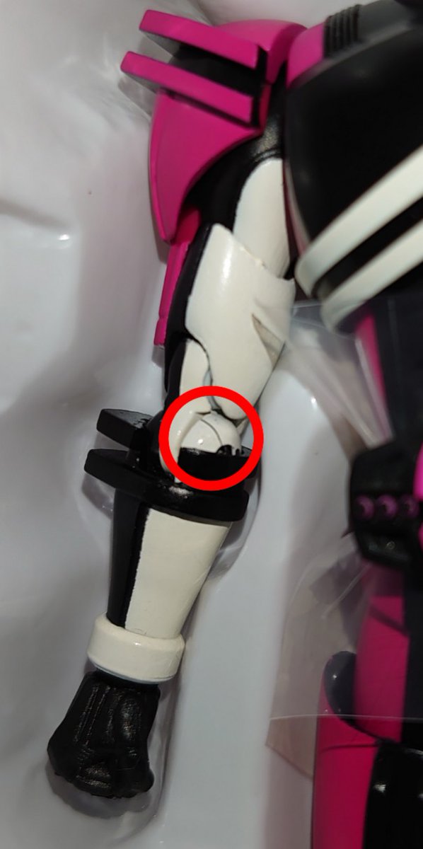 Sei 自分の真骨彫ネオディケイド ディエンドの肘はこんな感じ 通常は持ってない メールは送ったが対応して貰えないなら手放す予定でいる T Co Aez4mp8l6w Twitter