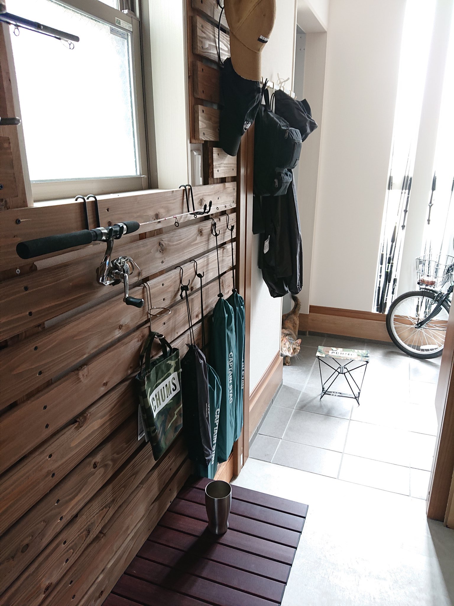 釣り好きメグ 土間収納をくぅちゃんに点検して いただきました 土間 土間収納 マイホーム 壁面収納 Diy ツーバイフォー アウトドアグッズ アウトドア収納 釣り道具 収納棚 収納壁 工具棚 釣竿収納 リール棚 むぎわら猫 ねこ 猫 T
