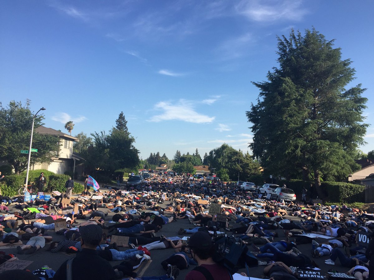 MIKE_FINCH2's tweet image. Protesters are lying on the ground for 8 minutes and 46 seconds — the amount of time i#GeorgeFloyd was on the ground suffocating. #SacramentoProtest