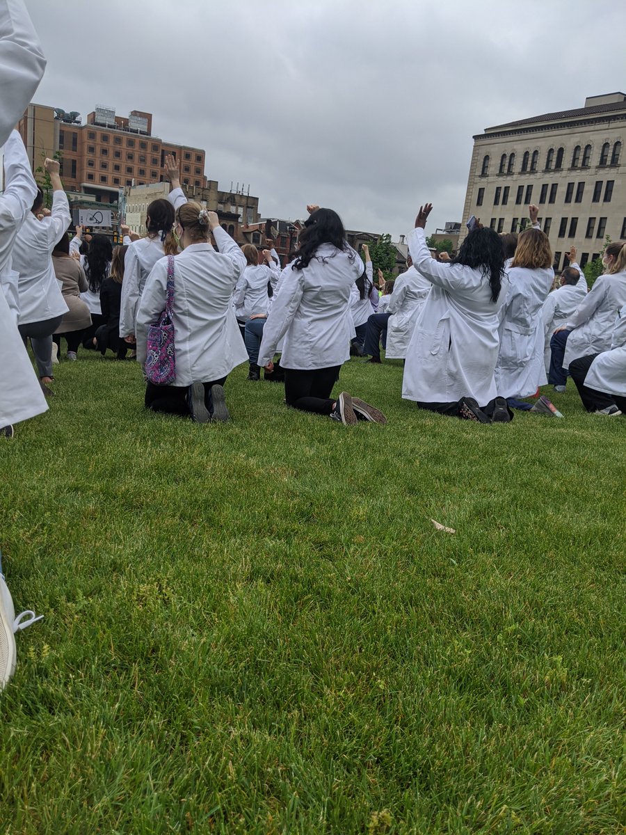 WHITE👏🏾COATS👏🏾4👏🏾BLACK👏🏾LIVES 

#RacismIsAPublicHealthCrisis #WhiteCoats4BlackLives