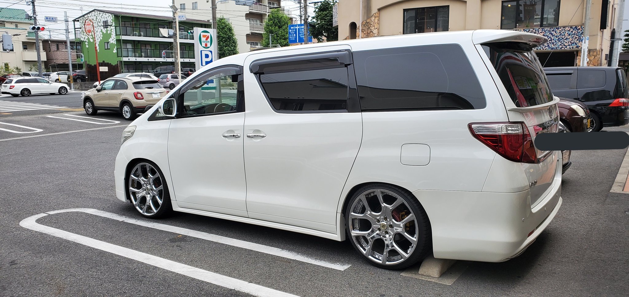 9 左ハンドルのアルファード コンビニでコーヒー飲んでたら 物凄く違和感を感じてついつい声かけさせて頂きました 並行車なんですって とても珍しい T Co Vq5gvj9ulh Twitter