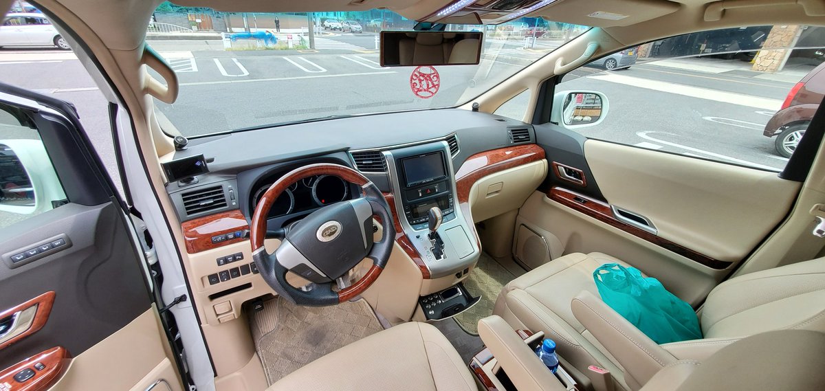 9 左ハンドルのアルファード コンビニでコーヒー飲んでたら 物凄く違和感を感じてついつい声かけさせて頂きました 並行車なんですって とても珍しい T Co Vq5gvj9ulh Twitter