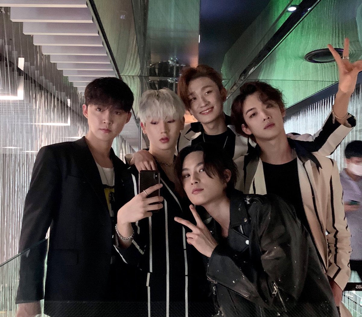 Pentagon корейская группа. 2z корейская группа zunon. Что такое рест в кпоп. Группа корейцев бтс. Aespa kpop группа.