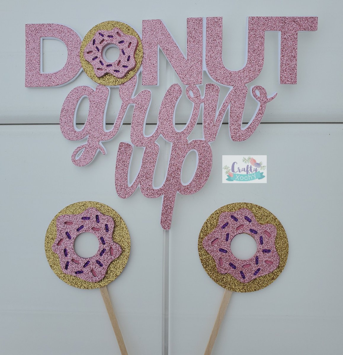 'D🍩nut grow up' cake topper with layered donut and matching cupcake toppers.
#craftyxochy #lovetocraft #cricutmade #CricutExploreAir #caketopper #birthdaytopper #donut #donutgrowup #birthdaygirl #glittertopper #happybirthday