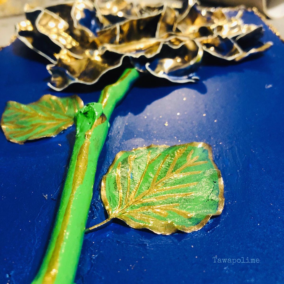 tawapolime's tweet photo. « Rose éternelle » 
.
.
Pour tout vous dire, j’avais quelques bouteilles d’eau à jeter, je les ai recyclées autrement avec 2 véritables feuilles stabilisées et une branche de bois. Encadré de papier aluminium.
#roseeternelle #flowers #toulouse #recyclage #artist #tawapolimeart https://t.co/lndjNnpV1e
