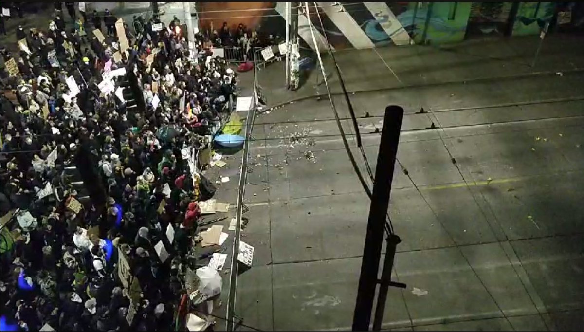 LoganTheRed's tweet image. This is Seattle right now. There are NO COPS at that line and there is no rioting or looting here. No one starting fires or destroying anything. Peaceful protest as promised.

Watch it live here facebook.com/jessica.bundy.… and here twitch.tv/model_2 to see for yourself
