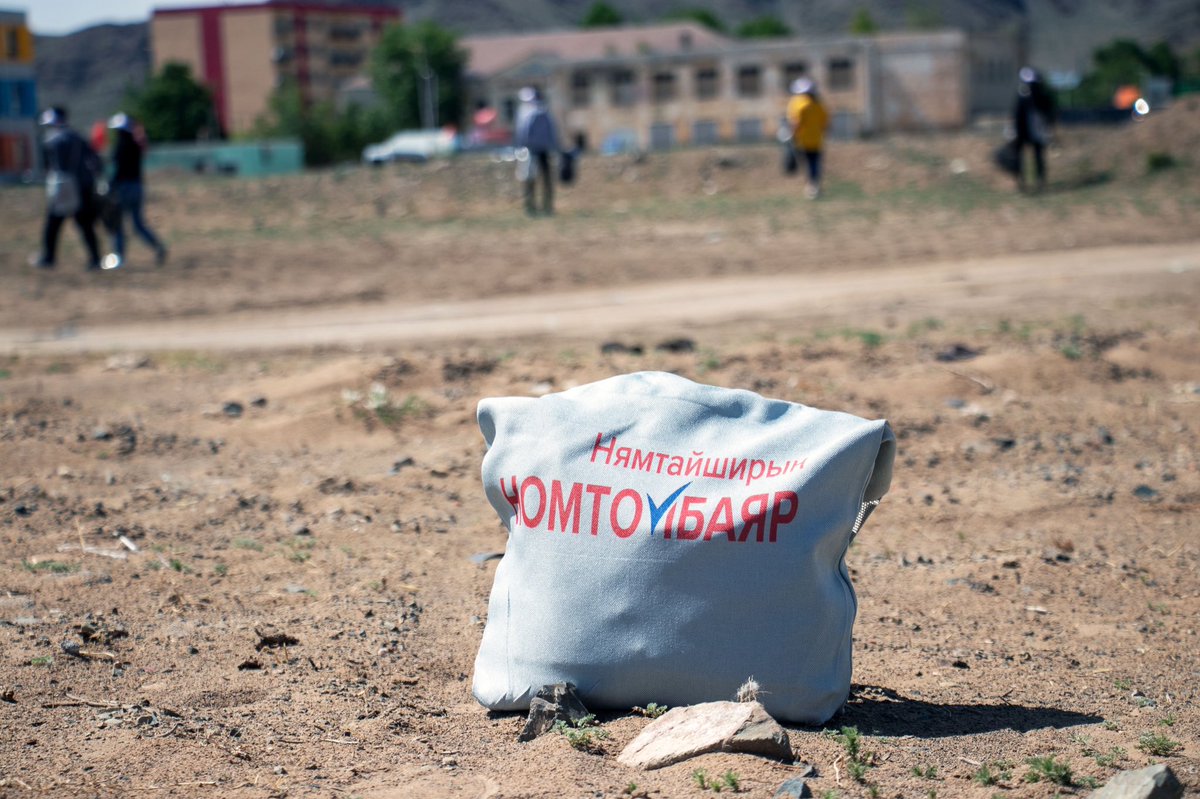 Үг хэлэх боломж үгүй тул
Үйлдлээр сурталчилгаагаа эхлэв

Өнөөдөр хогоо цэвэрлэнэ
Маргааш хог шааруудаа цэвэрлэнэ