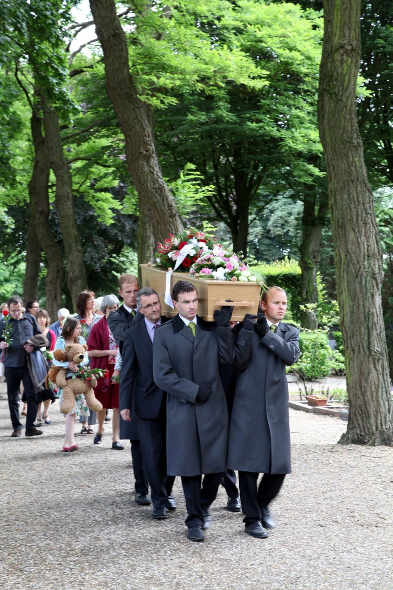 TuffreyWijne's tweet image. We photograph births and newborns, so why not people’s final days and funerals? My own mother’s funeral (2014) was discreetly video recorded and photographed. It provides us with comfort and even happiness to look at them. And the photos we took when she was ill are so precious