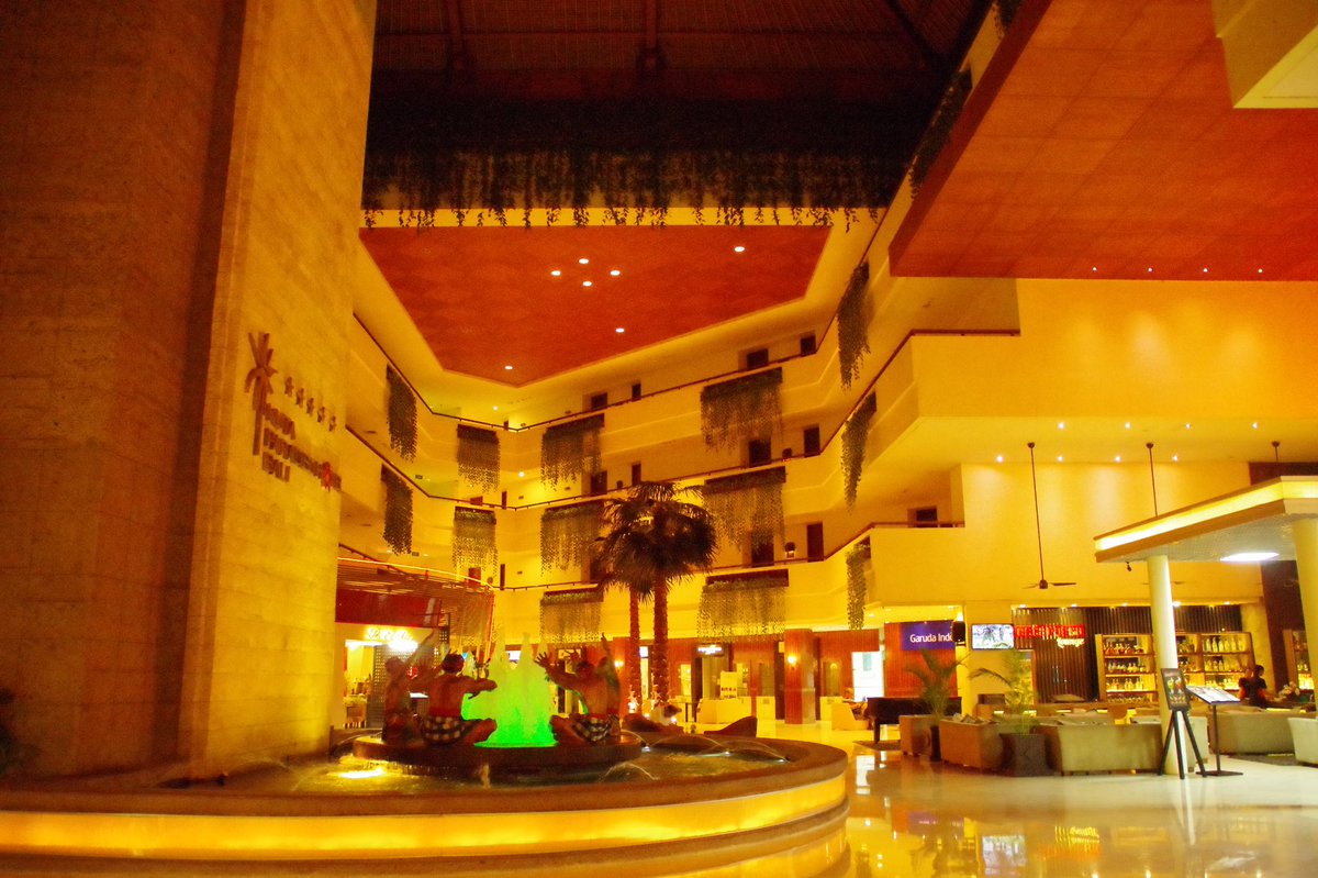 Zulie 旅垢 ホテルはクタパラディソホテル 吹き抜けがあって開放感があった ちょうど2年前 バリ旅行 クタパラディソホテル