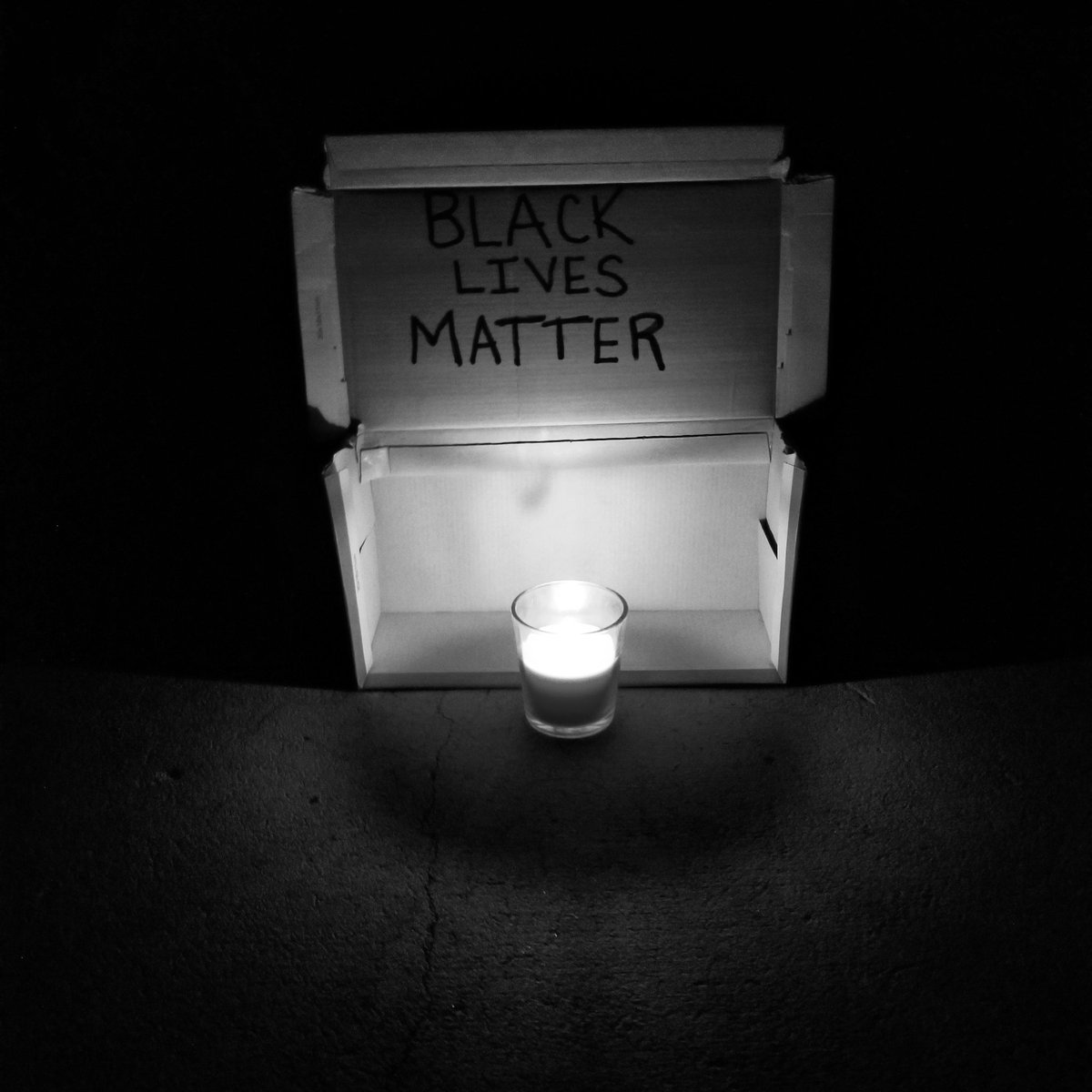 AmberMcDonald2's tweet photo. Tonight we light this candle for the lives lost to police brutality and the war on racism. Take a moment of silence for these lives lost by surely will not forgotten. ✊🖤✌
#blacklivesmatter #nojusticenopeace 
#SayTheirNames https://t.co/Tu9hVHGEdV