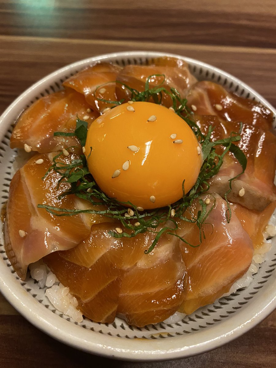 福岡 博多焼き鳥 元祖ねぎ肝屋 なんでもごま油であえると最強になるみたい あいにくの空模様ですね 良い週末を 福岡 天神 博多 福岡ランチ サーモン丼 ポキ丼 サーモン 海鮮丼 Salmon まかない ごま油 場所 福岡 博多焼き鳥 元祖ねぎ