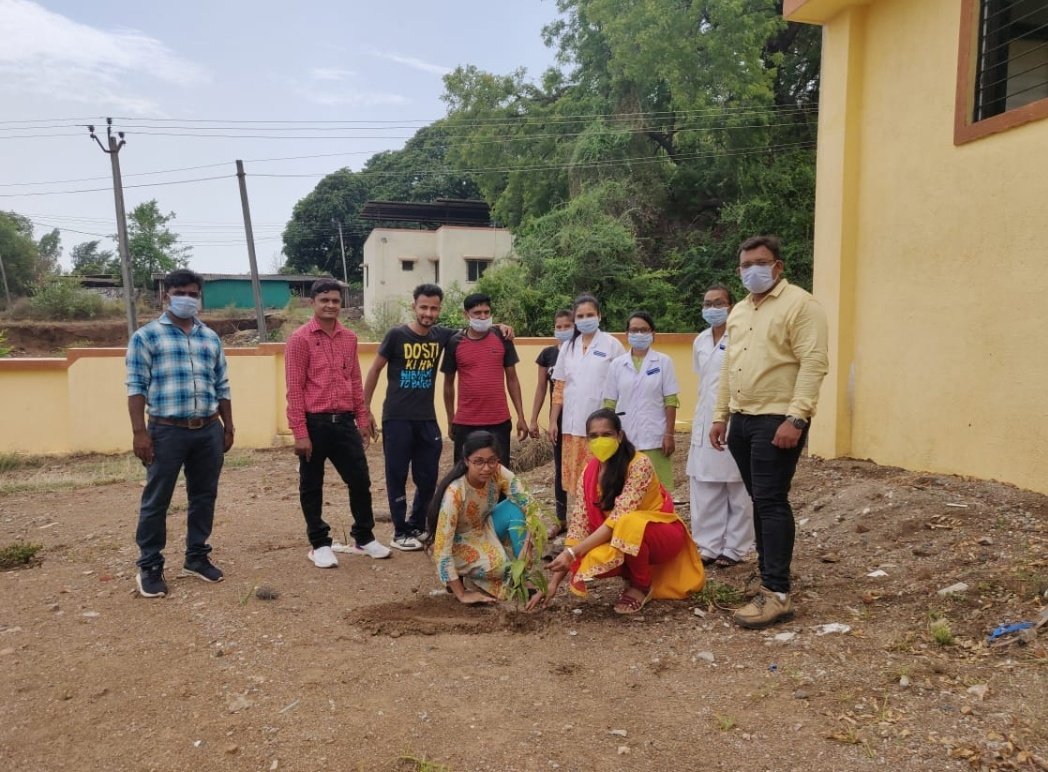 YMMD0809's tweet photo. ૫ જૂન વિશ્વ પર્યાવરણ ના દિન નિમિત્તે પર્યાવરણ ની જાગૃતિ ના ભાગ રૂપે  યુવા મિત્ર મંડળ દ્વારા અલગ અલગ જાત ના  છોડવાઓ નું રોપણ ધરમપુર તાલુકા ના  મામલતદાર ઓફિસ, પોલિસ સ્ટેશન,આઇટીઆઇ, વિશ્રામ ગૃહ, અને અલગ અલગ ગામો માં કરવામાં આવ્યું
#yuva_mitra_mandal_dharampur
#WorldEnvironmentDay https://t.co/AlCHmclik0