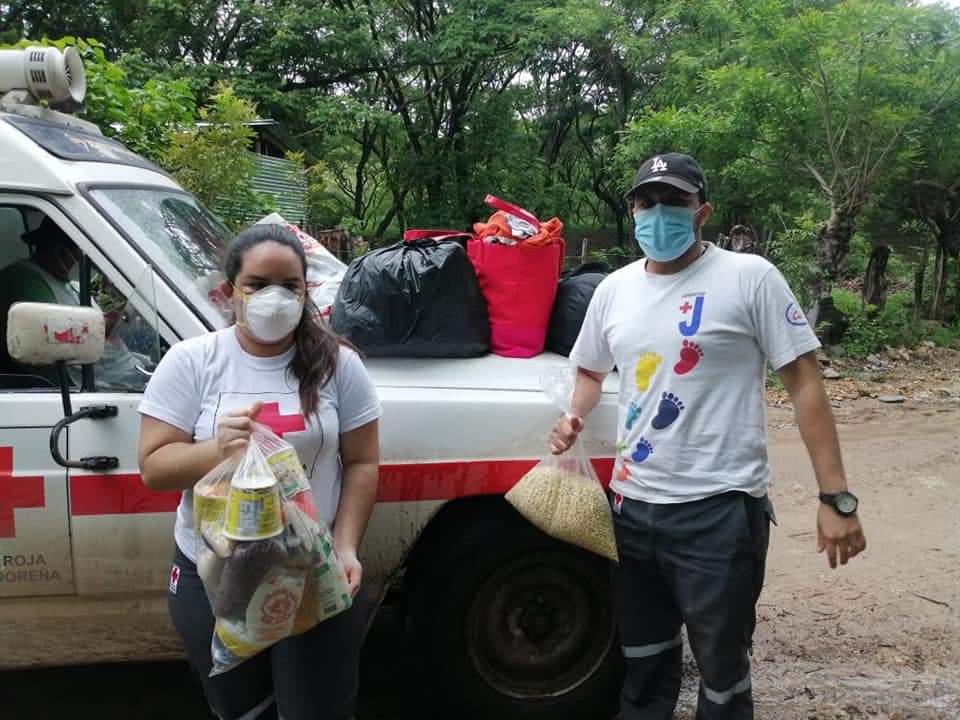 CRSTexistepeque's tweet photo. La familia Arriola, compuesta por cuatro personas recibe el calor humano y solidario de las personas donantes de Texistepeque. Gracias por su apoyo y hacer obras de amor como esta. https://t.co/RXAwJIZqwV