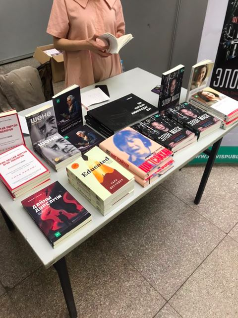 ArvisPublishing's tweet photo. Мишээл Экспо дээр өнөөдөр маргааш 20-30 хувь хямдарч буй номууд:

-Элон Маск
-Өөдөө тэмүүл
-��өнө
-Educated
-Цогтсайхан (Хонхын Цогтсайханы амьдрал, тэмцэл, уран бүтээл - Шинэ ном)
-Бэнжамин Франклины намтар
-Дайны дурсамж
-20 настай өөртөө өгөх зөвлөгөө
-Би хэрхэн ажилладаг вэ? https://t.co/kY9YBzNrap