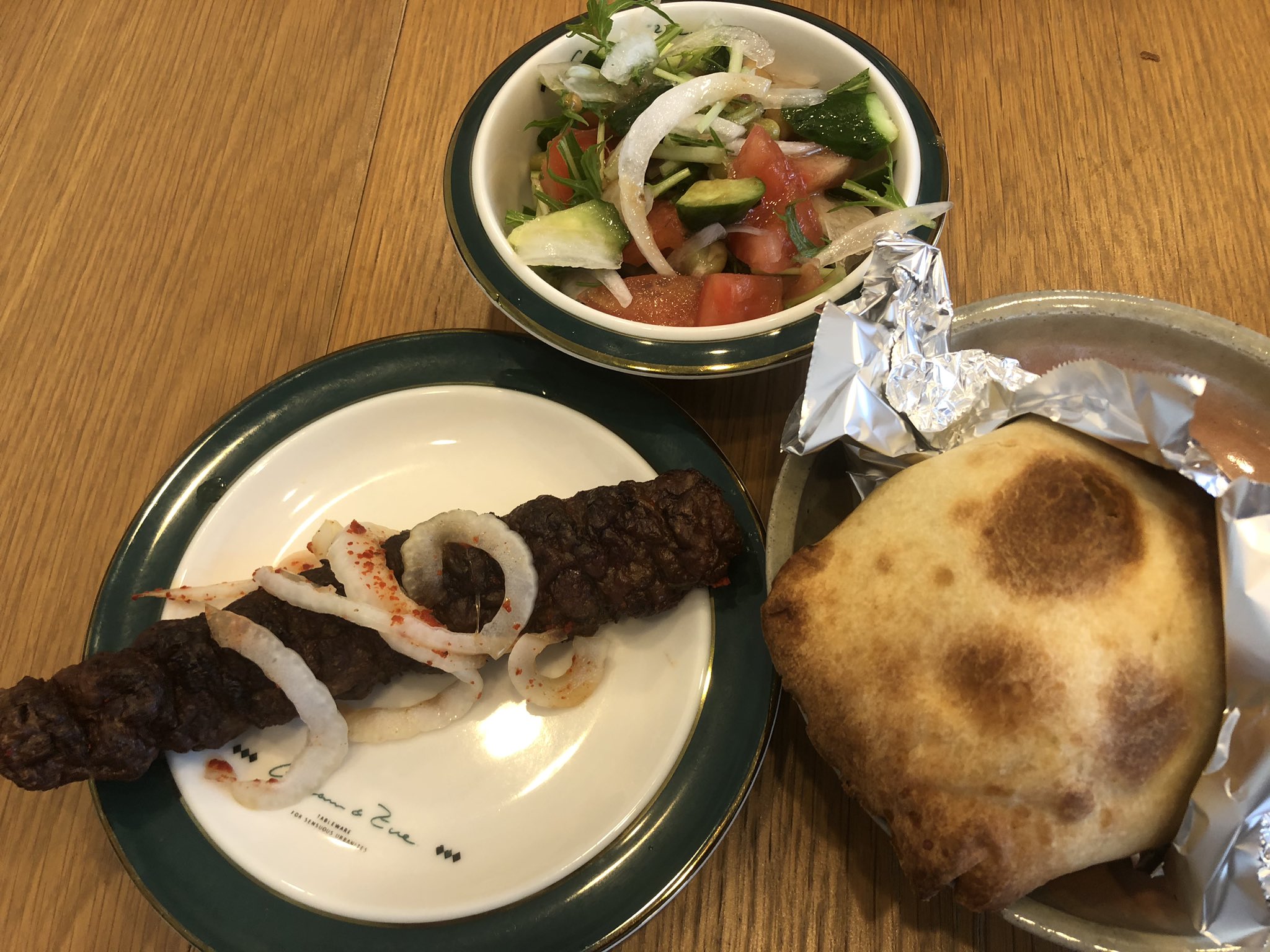 Shu 中野の中央アジア ウズベキスタン カザフスタン 料理店 ヴァタニム Vatanim のテイクアウトを利用 サムサとキーマシャシリク サラダだけ自作ですが 18年前にウズベキスタンを旅行した時 毎日食べた懐かしい味 ヴァタニム T Co