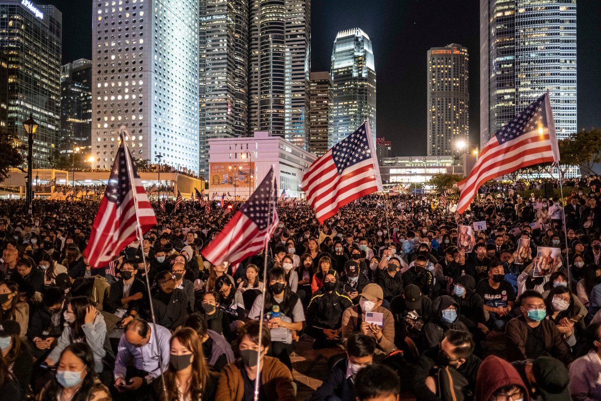 maquialifraco's tweet photo. Miles de estudiantes en Hong Kong marchando contra el régimen comunista en China. Levantando banderas del país que para el mundo significa libertad. https://t.co/n5eM05k3Aw
