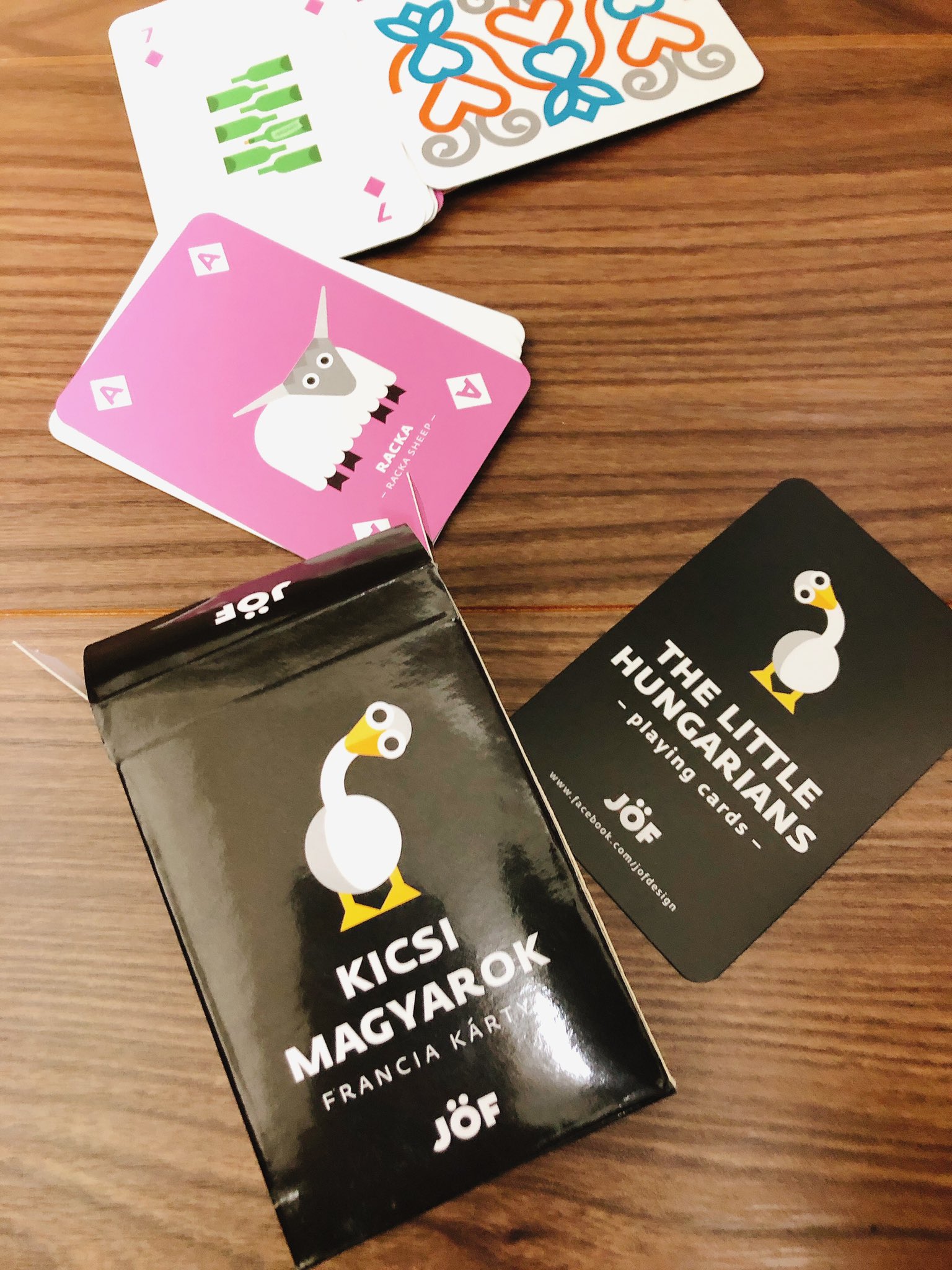 まーりゃ 夫がハンガリーの人にもらった The Little Hungarians トランプ 初めて開けてみたけど ハンガリーらしいモチーフがふんだんに描かれてて めっちゃ可愛い ハンガリー語と英語併記だし うちの小さい人によってすでに箱は破損したけど