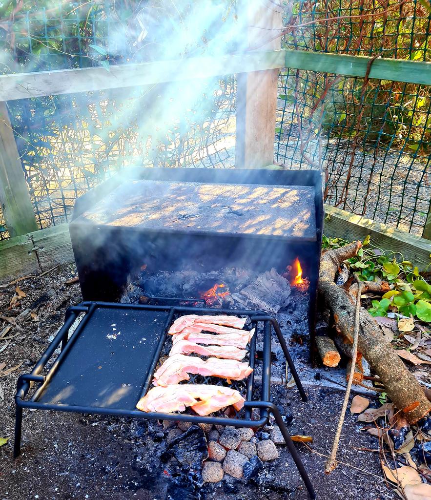 Mmmmmm campfire bacon😋.
#Camping #campfire #campfirecooking #cookingoncoals #aussieoutdoors #duras #backtonature
