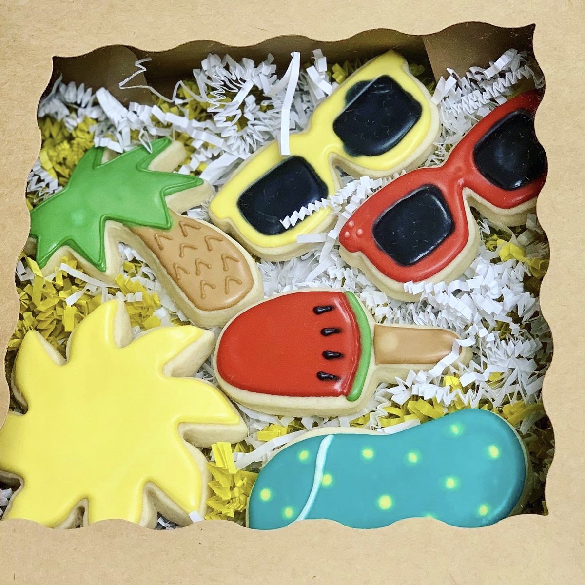 VisitLakeHavasu's tweet photo. Obsessed with Summertime cookies! Special thanks to AZ Desert Desserts we loved seeing the smiles when these cuties got delivered! #destinationhavasu #vacationrentals #lakehavasu #golakehavasu #summertime #lakelife #liviniseasy #cookies https://t.co/5gwZ8uL8ce