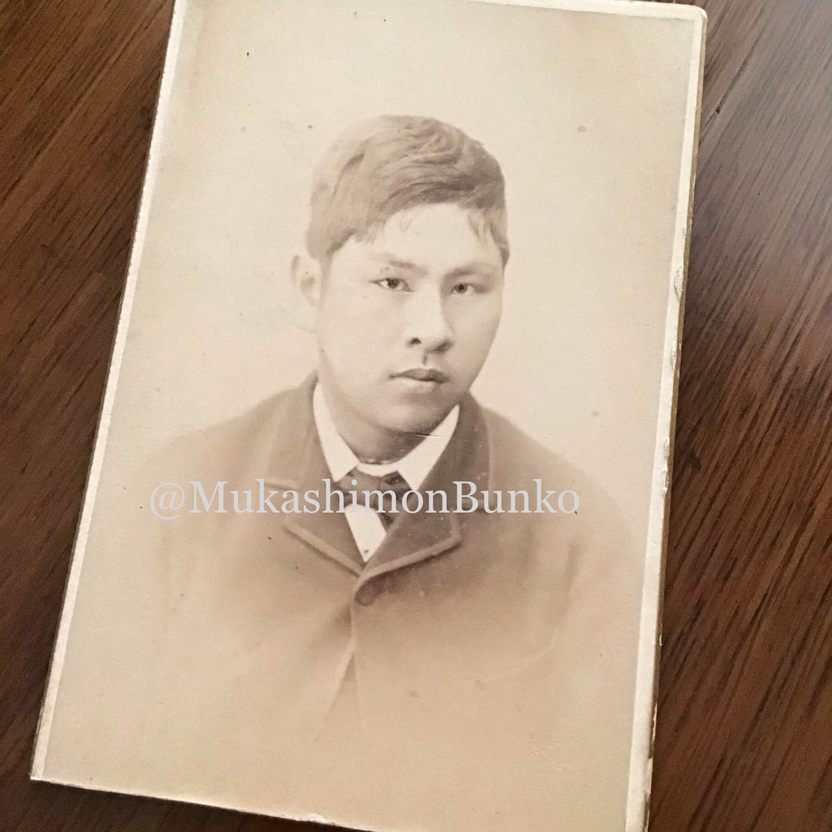 むかしもん文庫 古写真 を集めていると時折見かける著名人のそっくりさん 明治30年頃の写真なのでざっと1年前の人なんだけど元競泳選手の 北島康介 さんに似てる よね むかしもん文庫 古写真 を集めていると時折見かける著名人のそっくりさん 明治30年頃の写真なのでざっと1年前の人なんだけど元競泳選手の 北島康介 さんに似てる よね