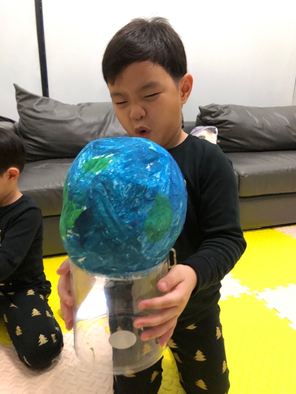 SHBriverside's tweet photo. The 5th June was world environment day and so, EY2 created their own planet by using the paper mache technique over a balloon.
 
EY2 decorated their balloons to either create a planet from our solar system or create their own planet.
 
#SHBDistanceLearning https://t.co/0s4hGDye9l