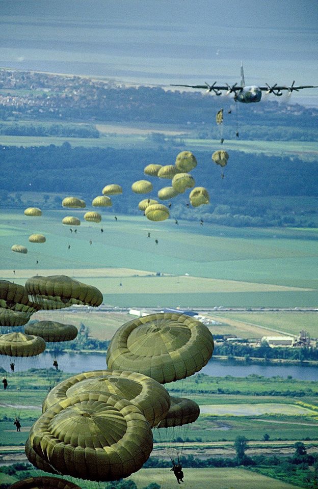 NotesFASMil's tweet photo. We sit on the shoulders of giants
(50th anniversary drop) #Normandy 
#DDay #DDay2020 
@TheParachuteReg https://t.co/aDxQS5UbKb