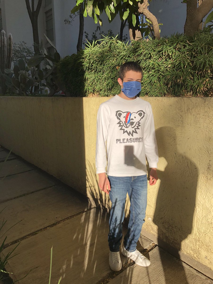alongmusic's tweet photo. Abramos con el hecho de que presumí haberle tomado una foto cool a mi hermano hasta que la vimos bien y pues mi joroba en primer plano (es efecto de la sombra no estoy tan jorobado) https://t.co/UlJy6jZHKX