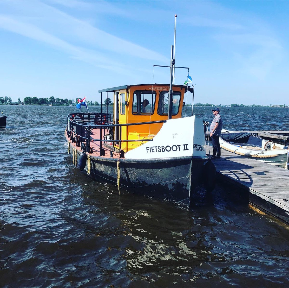 Hij vaart weer! De Fietsboot. Nu verbindt hij Oud-Loosdrechtsedijk met De Strook! Regenachtige start maar enthousiasme bij bemanning niet minder. defietsboot.nl <a href="/gemwijdemeren/">Gemeente Wijdemeren</a> <a href="/RegioGV/">Regio Gooi en Vechtstreek</a> <a href="/ProvincieNH/">Noord-Holland</a> <a href="/porseleinhaven/">Porseleinhaven OL</a>