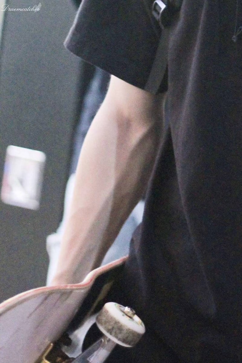 DaisyForYibo's tweet photo. ถ้าอ่านฟิคเจอคำว่าแขนแกร่ง แขนกำยำแล้วไม่เห็นภาพอ่ะเหรอ หวังอี้ป๋อเป็นให้ได้ทุกอย่างแล้วววววววววันนี้ 😭😭 https://t.co/pxkyIivBc4