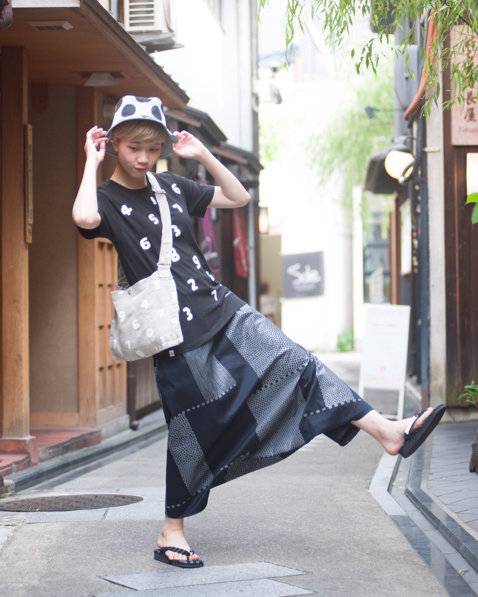 Sousoukyoto Pa Twitter スタッフの着こなし 曽 郁晴 身長162cm So Su U 半袖tシャツ 濡羽色 ツイル 大文字山 間ぬき 深紺 アブソーブドライ リバーシブル Bike Hat Mbp Sou Sou Le Coq Sportif 布草履 だんだん Net Shopにて送料無料