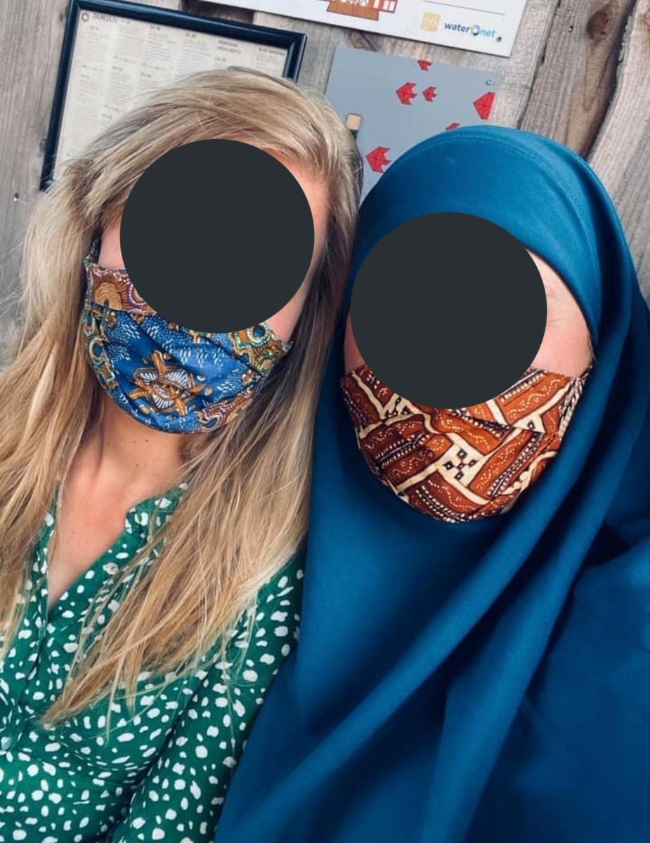 Er waren eens twee vrouwen die de pont op gingen en ze droegen hetzelfde mondkapje. 

De vrouw rechts werd echter de toegang geweigerd, want ze droeg geen mondkapje maar een "doekje".

🤯

@Denk_Amsterdam gaat om opheldering vragen van het @GVBnieuws @sharon_dijksma.