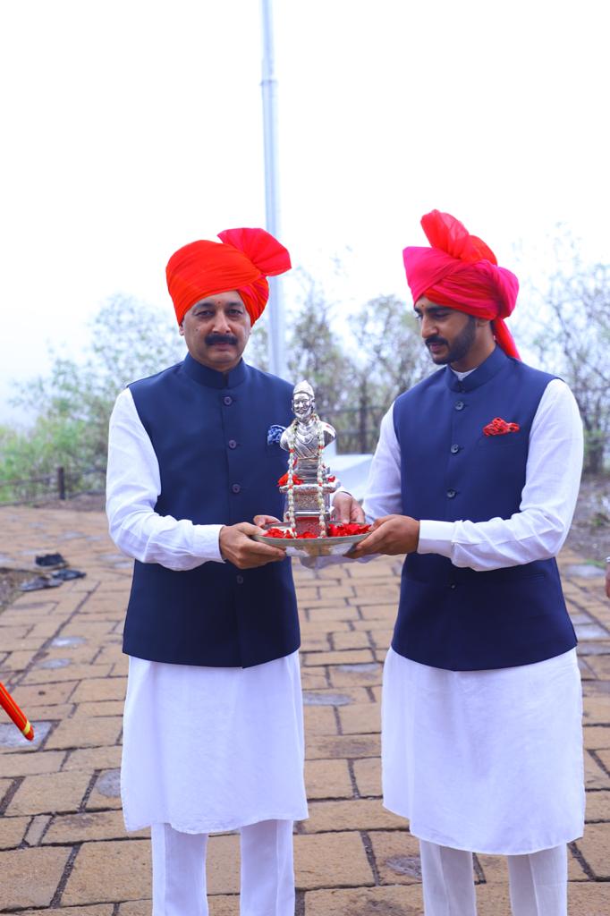 YuvrajSambhaji's tweet photo. ६ जून २०२० शिवराज्याभिषेक सोहळ्यातील काही क्षणचित्रे. संपूर्ण सोहळ्याची चित्रफत लवकरच!

छत्रपती शिवाजी महाराज मनामनात,
शिवराज्याभिषेक घराघरात!

#शिवराज्याभिषेक_सोहळा https://t.co/NW4ZE2zqow