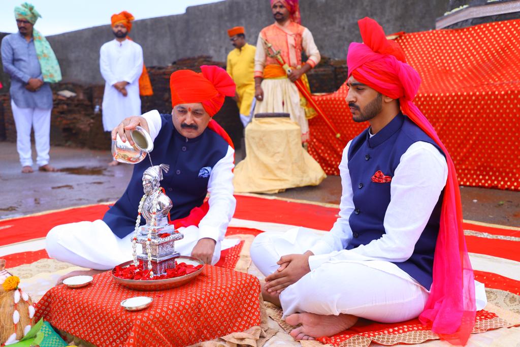 YuvrajSambhaji's tweet photo. ६ जून २०२० शिवराज्याभिषेक सोहळ्यातील काही क्षणचित्रे. संपूर्ण सोहळ्याची चित्रफत लवकरच!

छत्रपती शिवाजी महाराज मनामनात,
शिवराज्याभिषेक घराघरात!

#शिवराज्याभिषेक_सोहळा https://t.co/NW4ZE2zqow