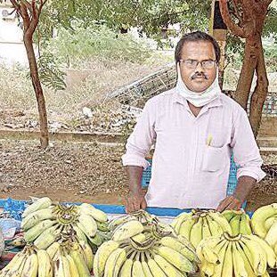 అరటిపళ్లు అమ్ముకుంటున్న తెలుగు మాస్టారు