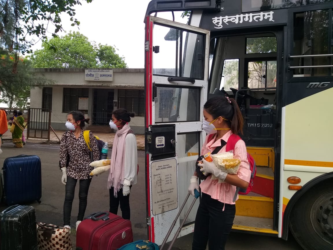 UNICEFIndia's tweet image. People from Nagaland stranded in Nashik due to #COVID19 have set off safely from Maharashtra with #UNICEF @OfficialYUVA support.

#JeevanRath provided dry food, water, energy drinks and ORS to ensure travelers are hydrated before and during the long journey.

Thank you all!