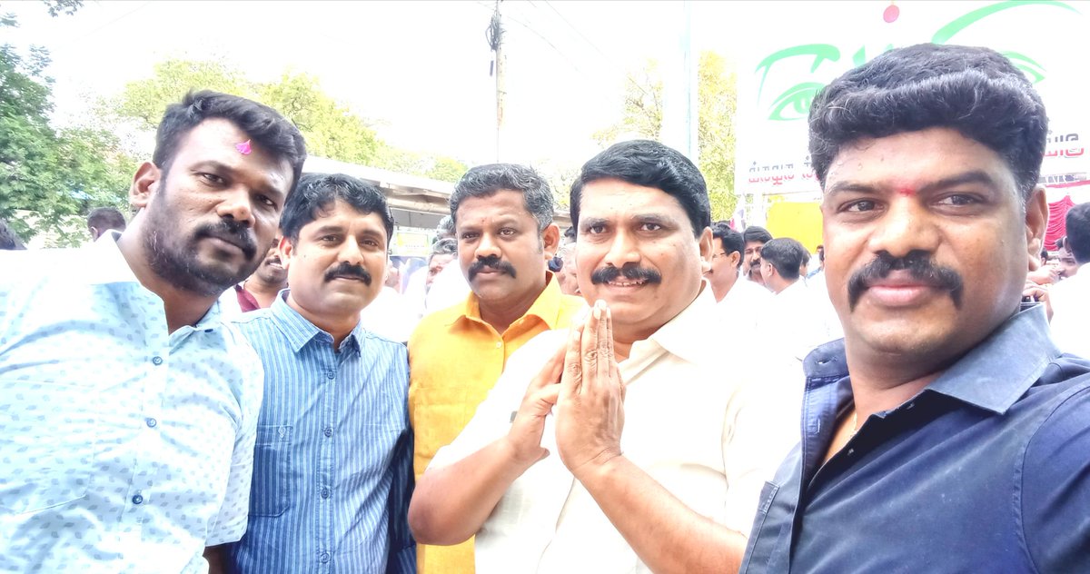 Prabha0745's tweet photo. எனது அருமை சகோதரர் மதுரை புறநகர் வடக்கு மாவட்ட கழக தகவல் தொழில்நுட்ப பிரிவு தலைவர் #ரஜினிபிரபு அவர்களுக்கு
#மாநில, #மாவட்ட, #ஒன்றிய, #நகர, #பேரூர், தகவல் தொழில்நுட்ப பிரிவு சார்பாக இனிய பிறந்தநாள் நல்வாழ்த்துக்கள்...
#HBDRP
#Ttvdinkaran
#AMMK IT WING #PVSP https://t.co/iWg3Xbw3z0