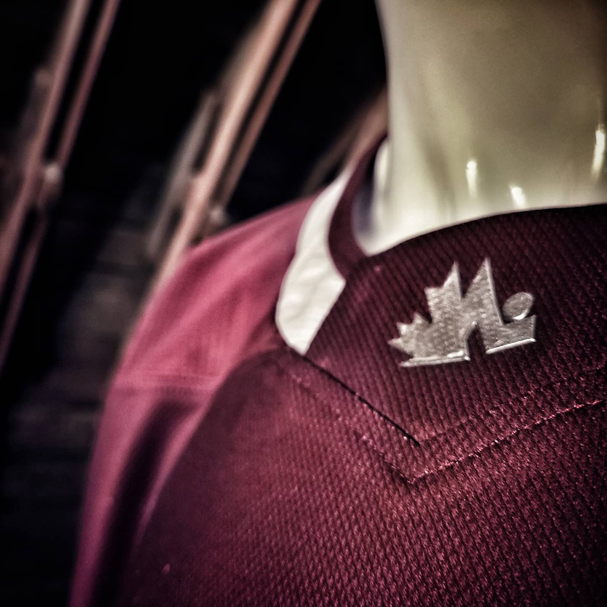 maplewoodhky's tweet photo. Mounters custom sublimated ECO jerseys, designed by KirkpatrickDzns!

Just like all Maplewood jerseys, the ECO package includes MicroDot shoulder yokes, performance mesh underarms, reinforced elbows, and a chrome Maplewood 3D badge on the collar. https://t.co/cGZ1Tz10f2