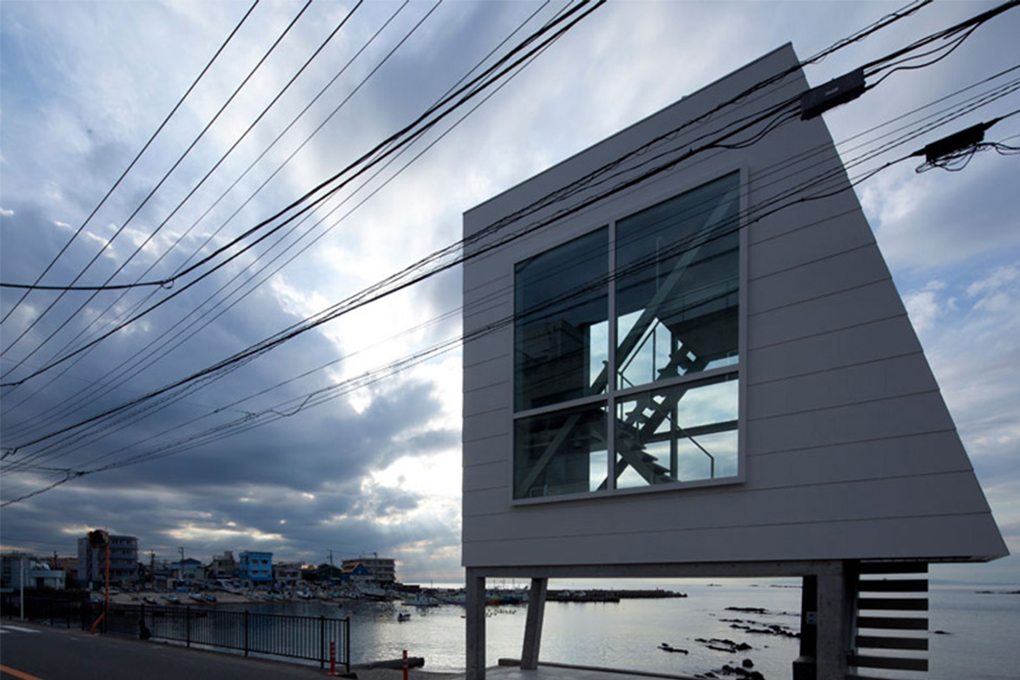 Cap sur le Japon ! 🇯🇵
Située sur une étroite parcelle sur le front de mer, découvrons en images, cette étrange structure surnommée Window House. 🏡 #Architecture  mon.articlesite.net/r/sesjbwz