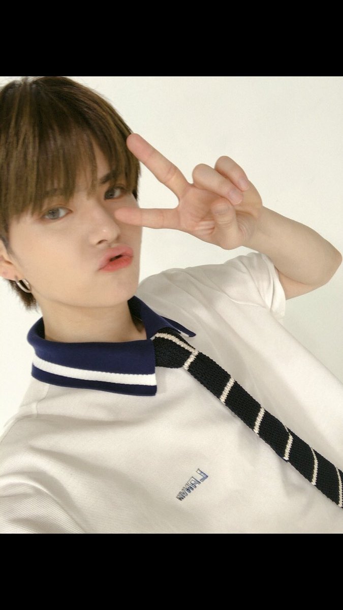 knmtyosh's tweet photo. when others fans are busy making and choosing their idol photos to put on their lockscreen… 
meanwhile this idol comes  with “please use it as your wallpaper~💕💕”

i love him!🥺😚
#트레저 #요시 #ヨシ #YOSHI @treasuremembers https://t.co/Mc9jXlv1ox