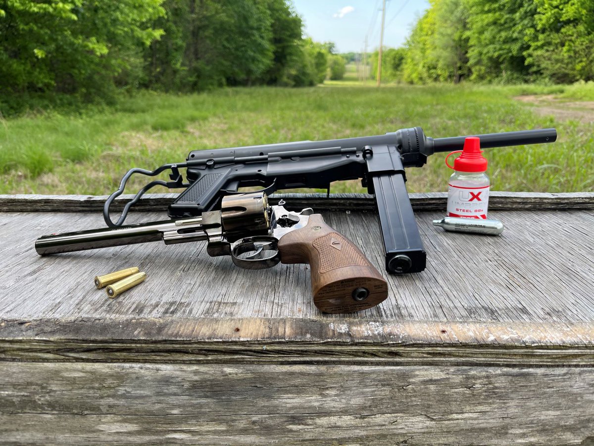 GunsAndAmmoMag's tweet image. If you’re looking to pick up a bit of affordable history, @UmarexAir USA, Inc. has a line of the coolest historical replica air guns. See them in action: bddy.me/3kzrJbm. A guy can dream right? Catch &quot;The Modern Air Rifle Episodes.&quot; #Airrifle #HistoricGuns #Umarex