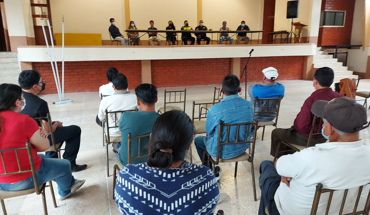 RuthCaldasArias's tweet photo. #TrabajoEnTerritorio | Mantuvimos una reunión conjunta entre #CTEAzuay, ANT y transportistas del Cantón Gualaceo. 

Generamos una permanente coordinación para la ejecución de controles que dinamicen el tránsito dentro del cantón.
#VamosBienCTE #Articulación https://t.co/7kRIughBYC